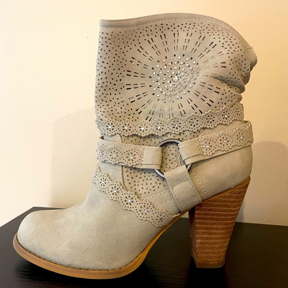 Boots - Picture 2 of 3